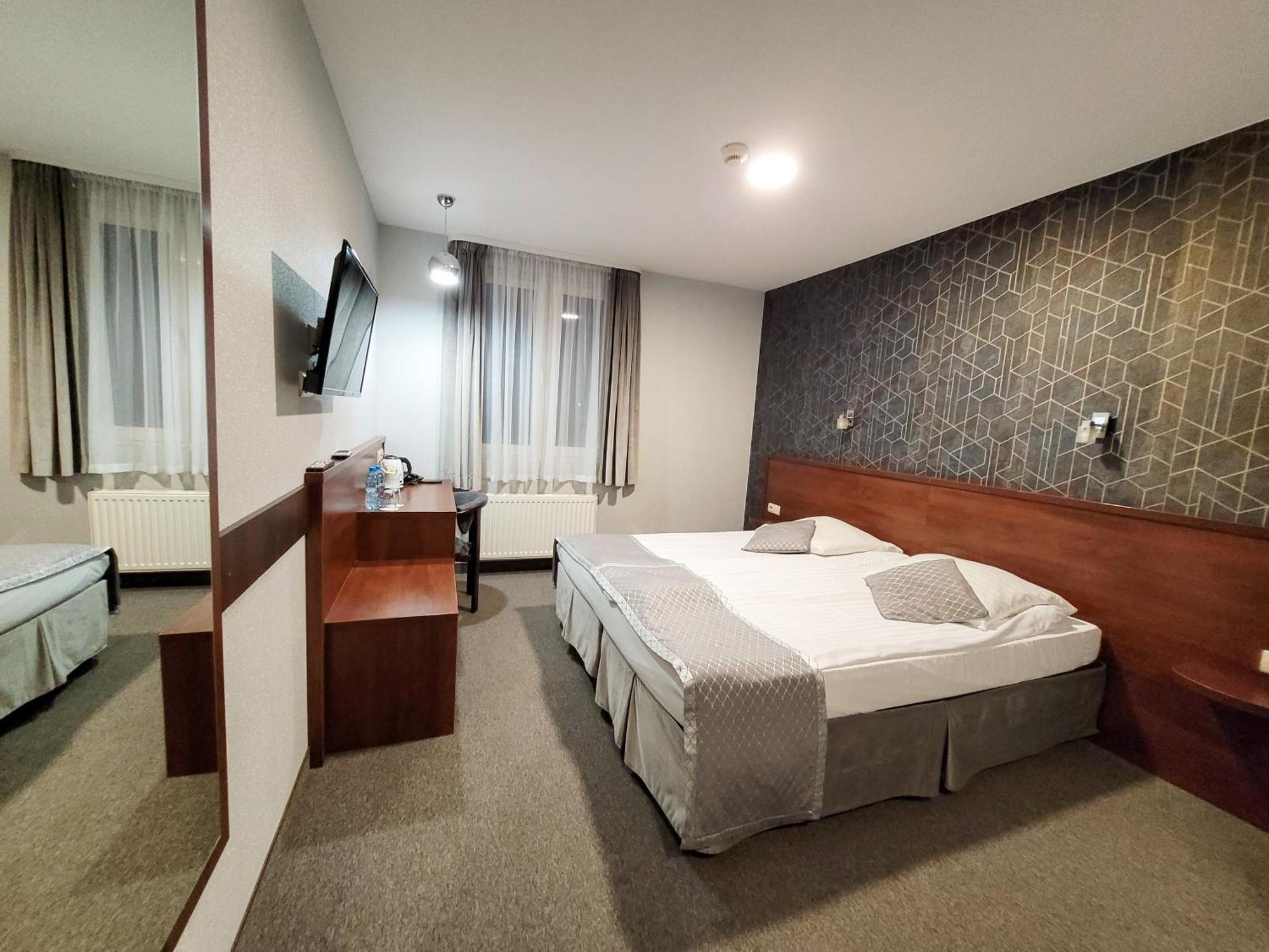 Standard room King size bed,1758532560:JPEG